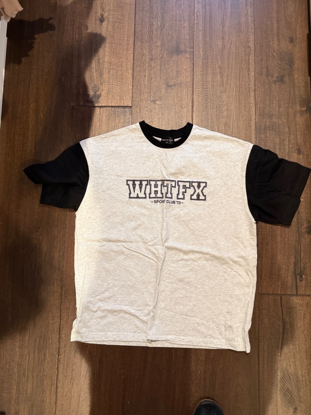 WHITE FOX Contrast Sleeve Crewneck T-Shirt SMALL